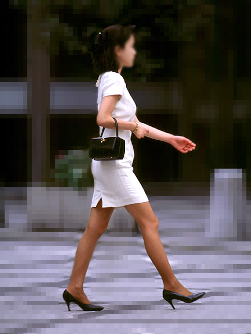 街撮りパンプススト足画像フェチ ミニのワンピースから伸びるブラウンのパンスト脚線美な女の子を尾行
