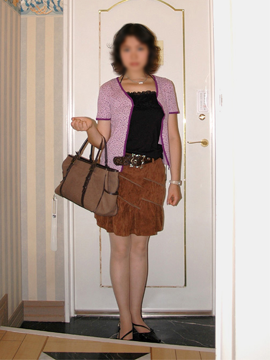 ラブホテルでのパンスト姿の全身画像