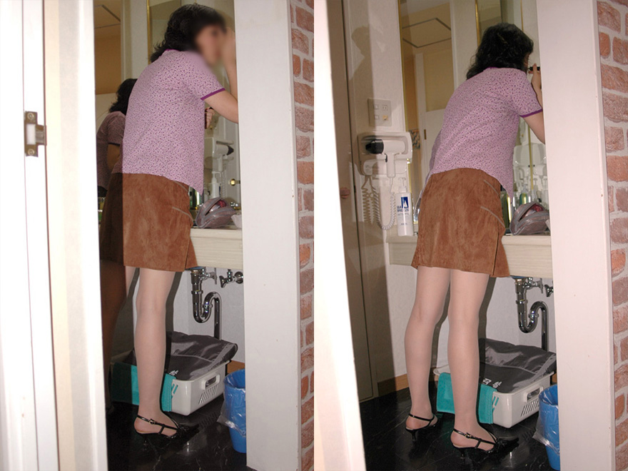 メイク中の後姿の画像